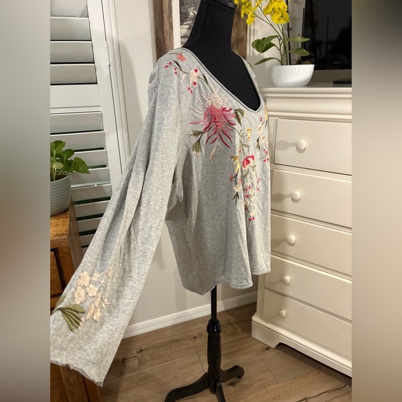 Johnny Was
Mei Relaxed Everyday Long Tee - Heather Gray, XXL - Picture 5 of 10